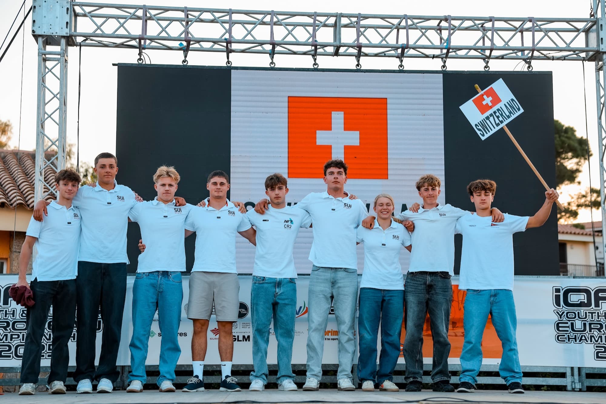 Das Schweizer Team auf der Bühne der Eröffnungsfeier, im Rücken die Schweizer Fahne auf der Grossleinwand