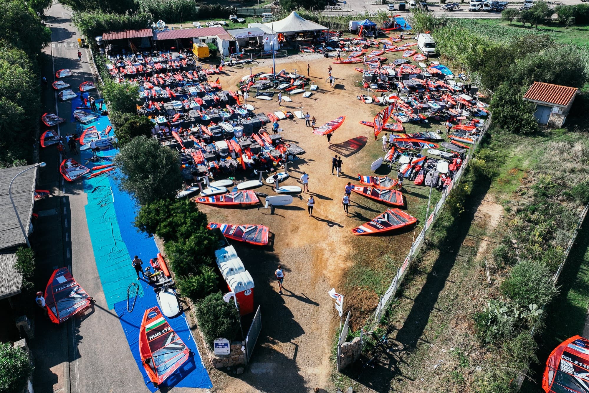 Luftaufnahme des Boat Parks am Club Nautico Arzachena, Boards und Segel dicht an dicht