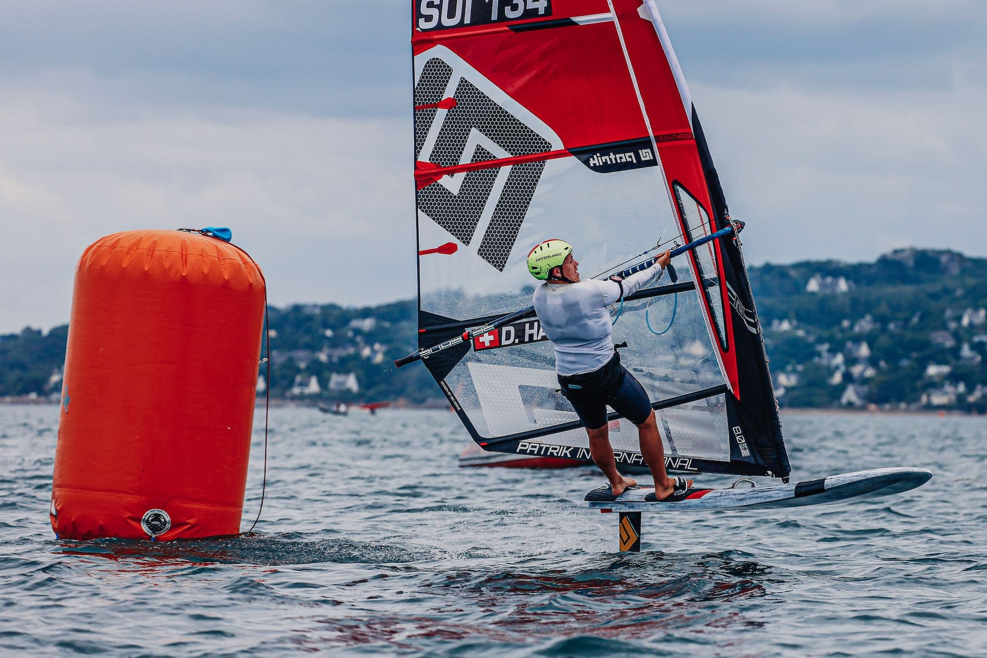 Devin Hauser an der orangen Wendemarke, Segelnummer SUI 134 sichtbar