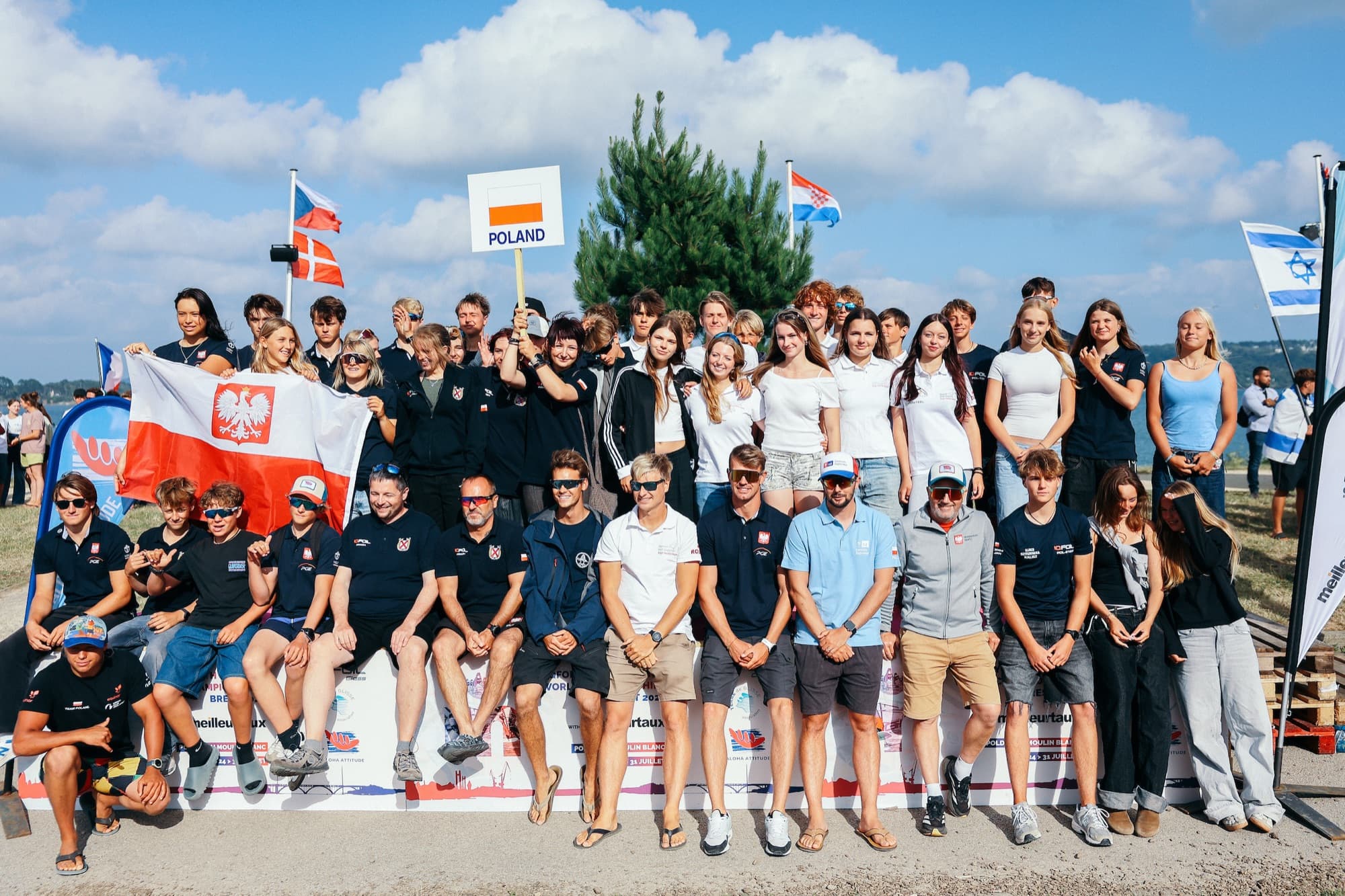 Das polnische Team bei der Eröffnungsfeier, Landesschild und Flagge in der Mitte der Gruppe