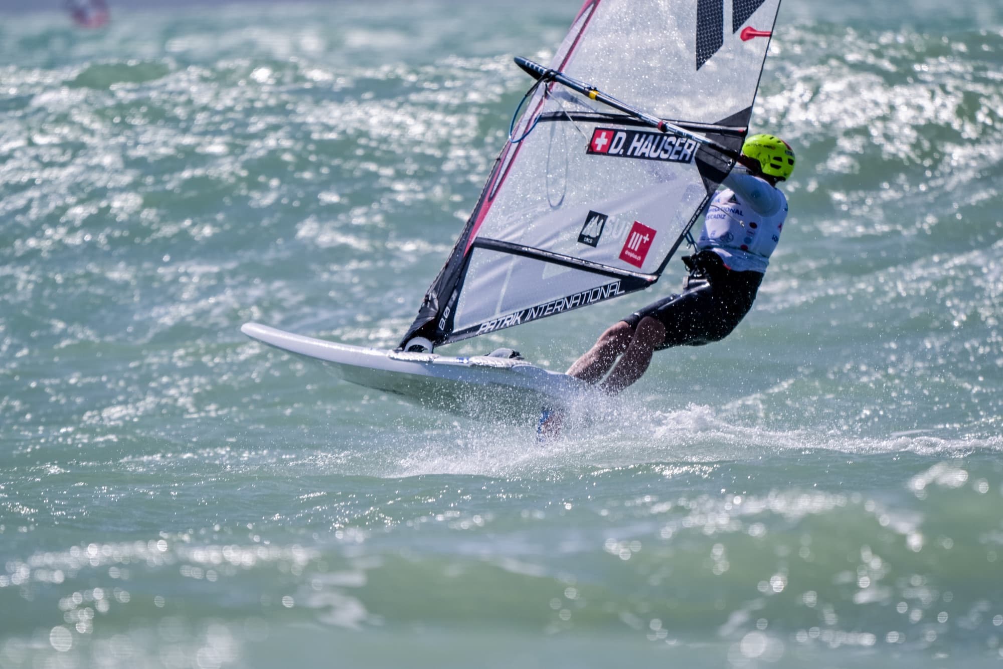 Devin Hauser in kurzer Welle, Gischt unter dem Board
