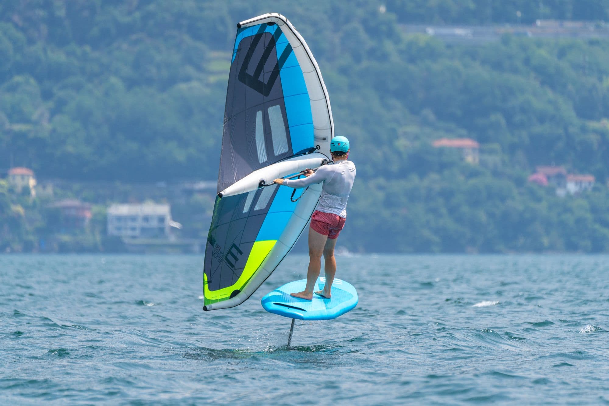 Wingfoiling mit blau-gelbem ENSIS-Wing