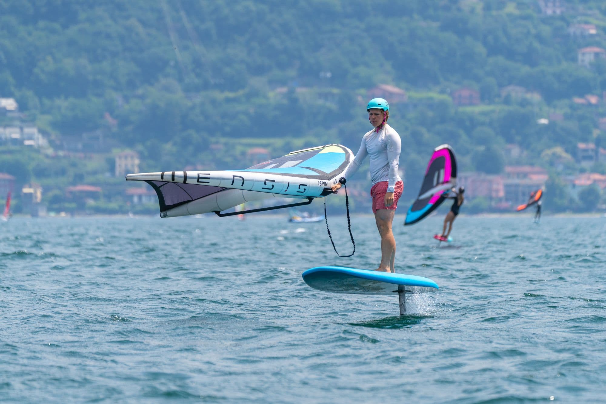 Wingfoiling mit ENSIS-Wing, weitere Fahrer im Hintergrund