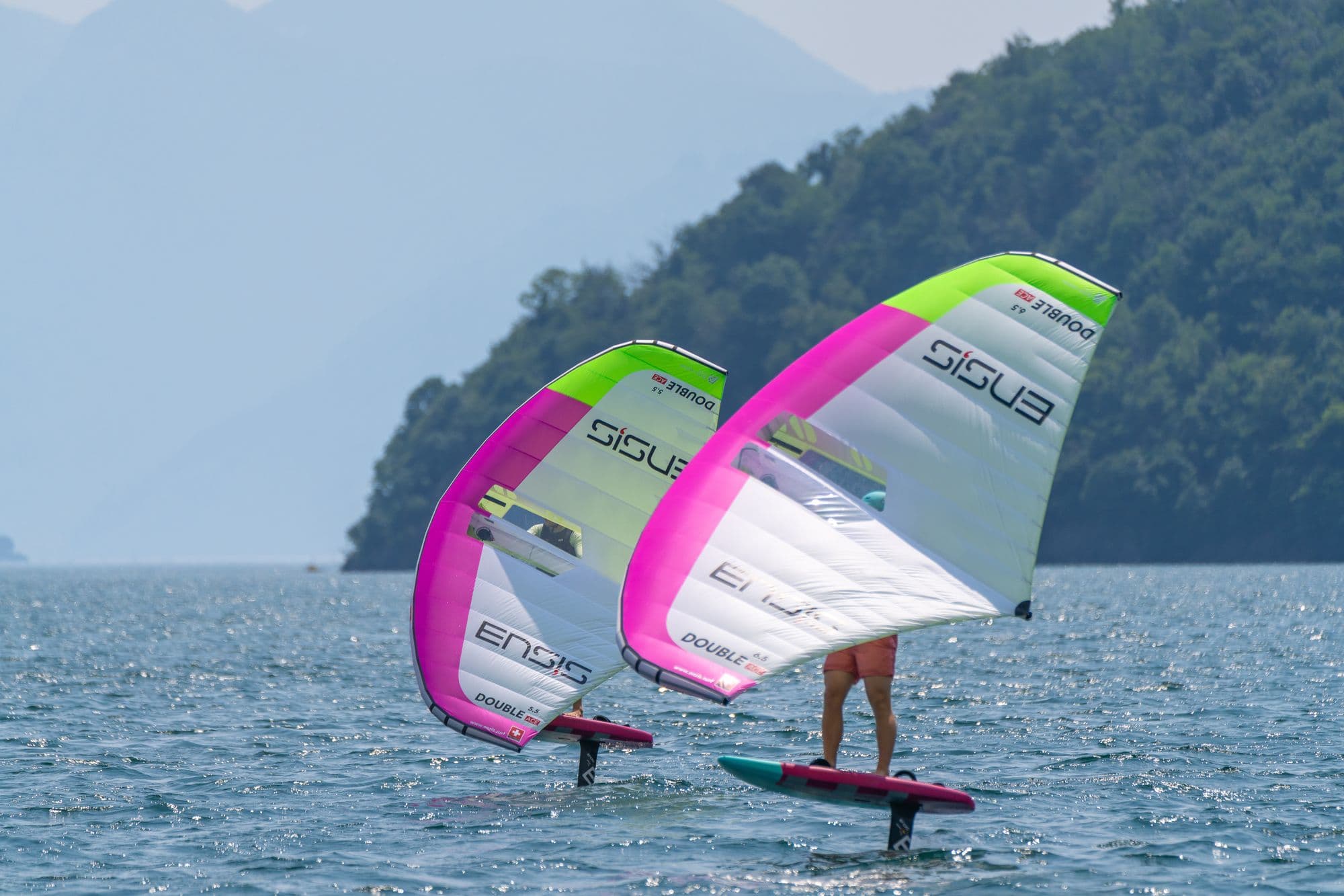 Zwei pink-grüne ENSIS-Wings dicht nebeneinander