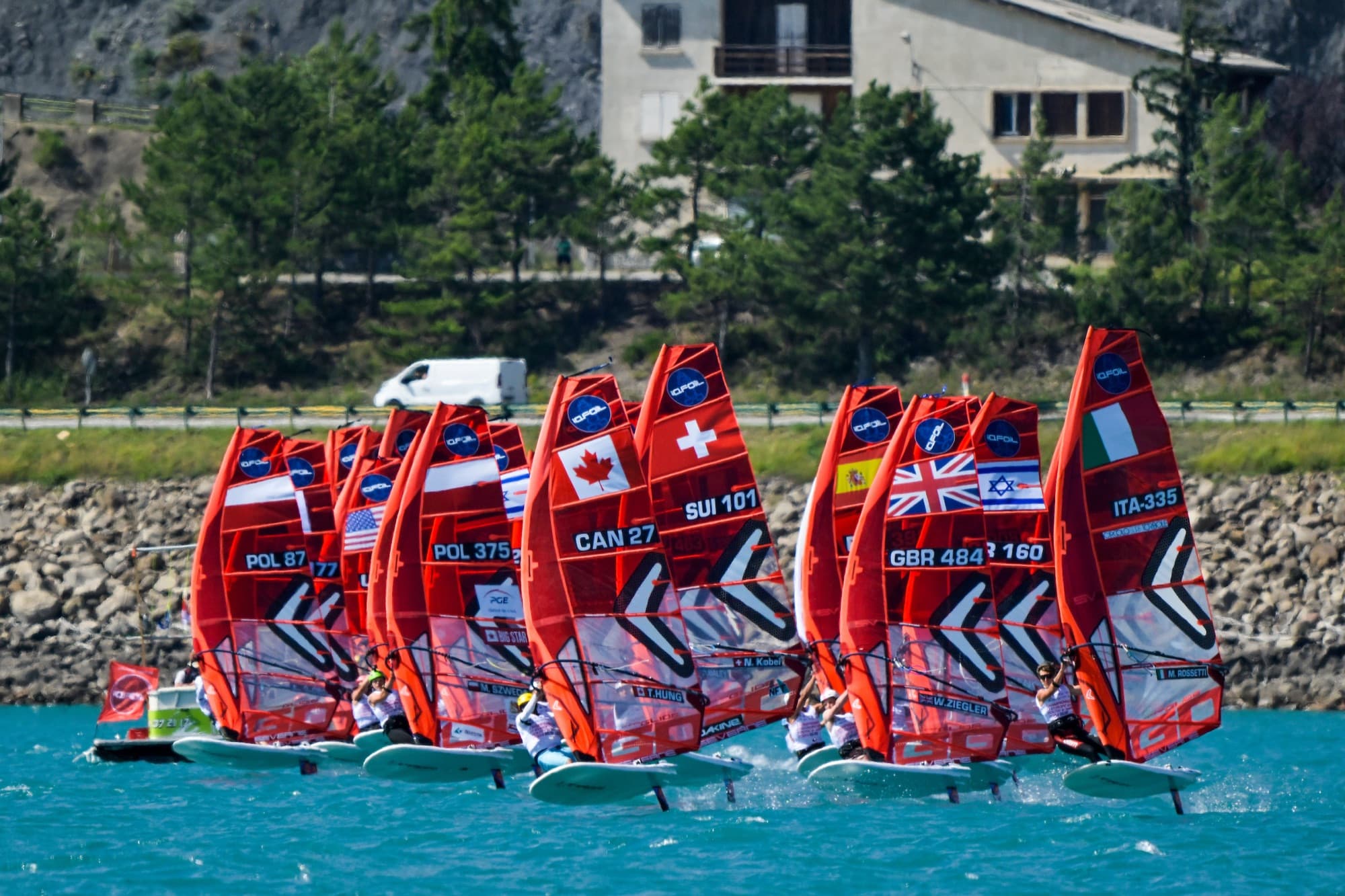 Dichte Startgruppe auf dem Foil vor der Uferstrasse, unter anderem POL 87, CAN 27, SUI 101 und GBR 484