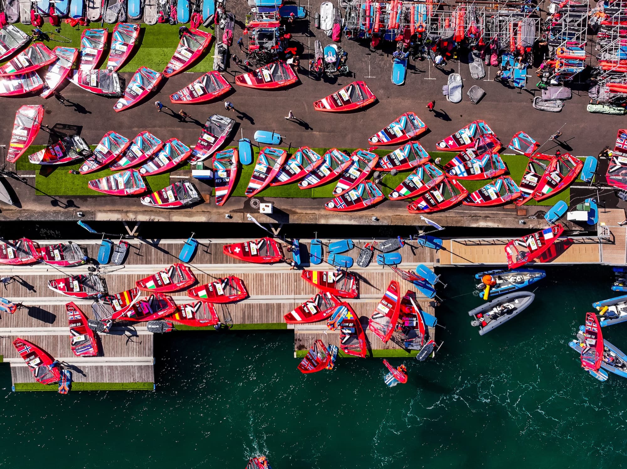Senkrechte Luftaufnahme über den Boat Park, Segel vieler Nationen dicht an dicht