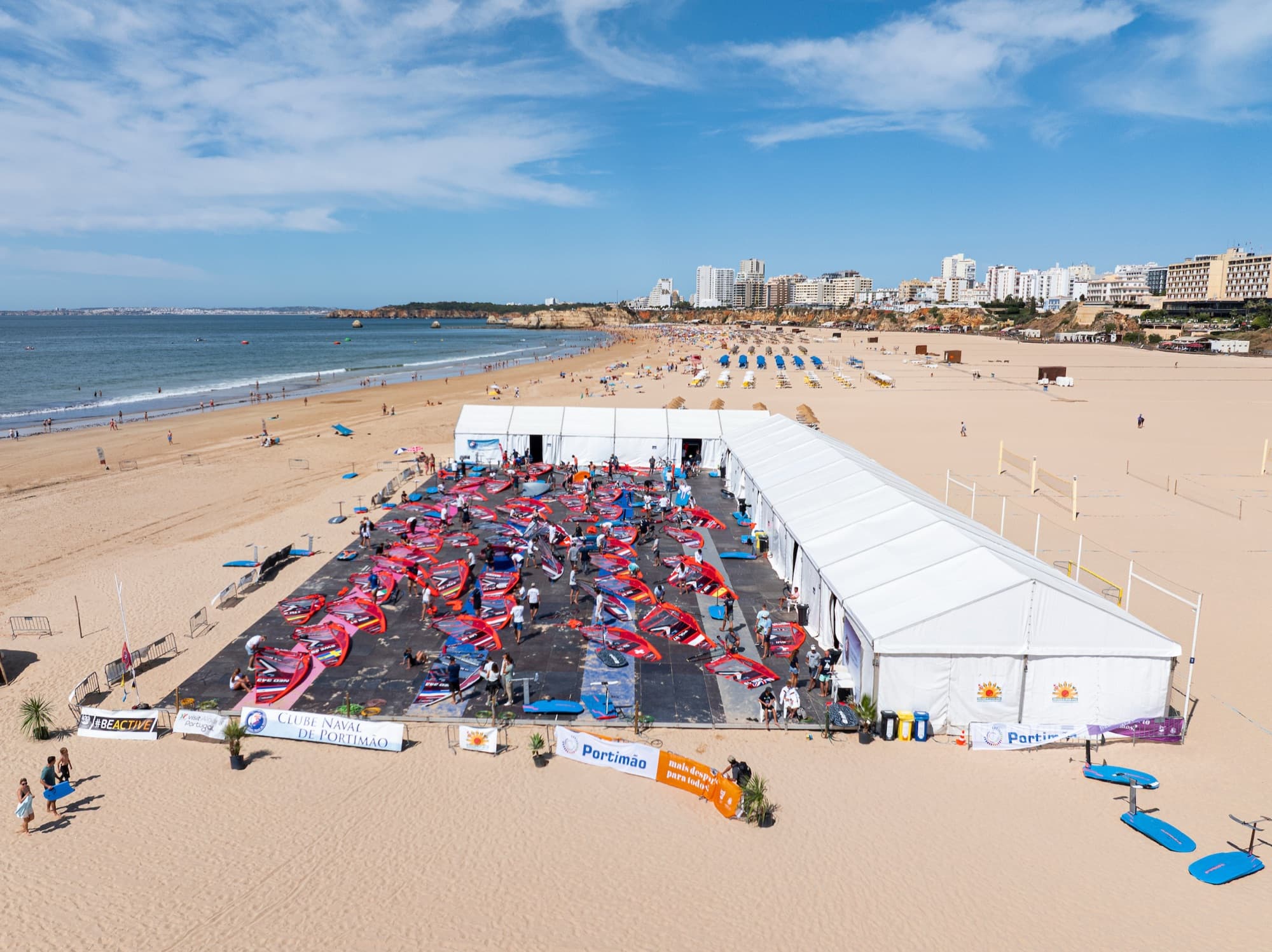 Luftaufnahme des Boat Parks am Strand, dahinter die Hochhäuser von Portimão