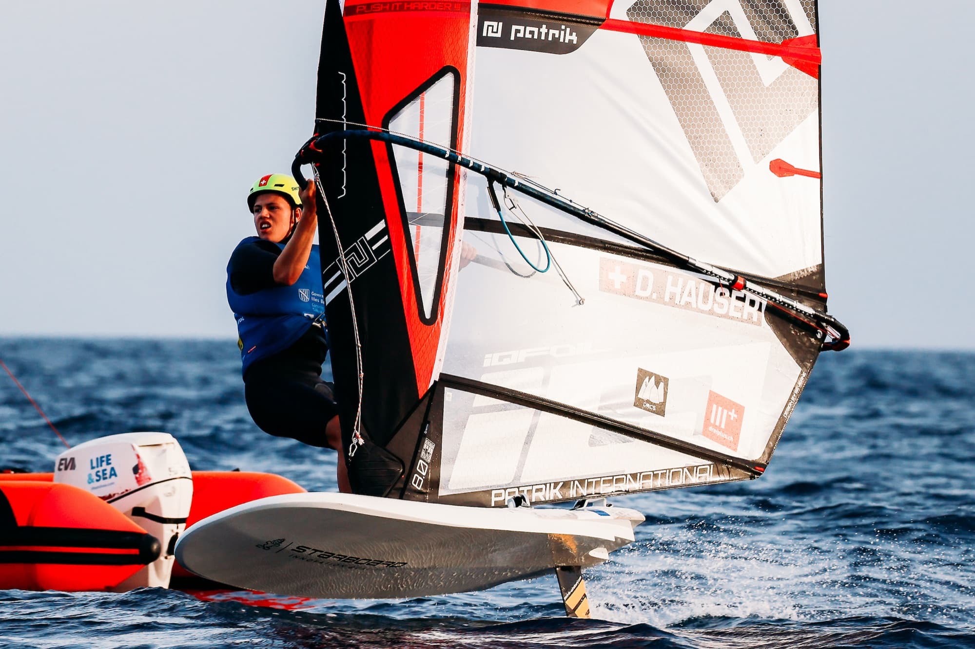 Devin Hauser dicht an der Kamera, dahinter ein Begleitboot