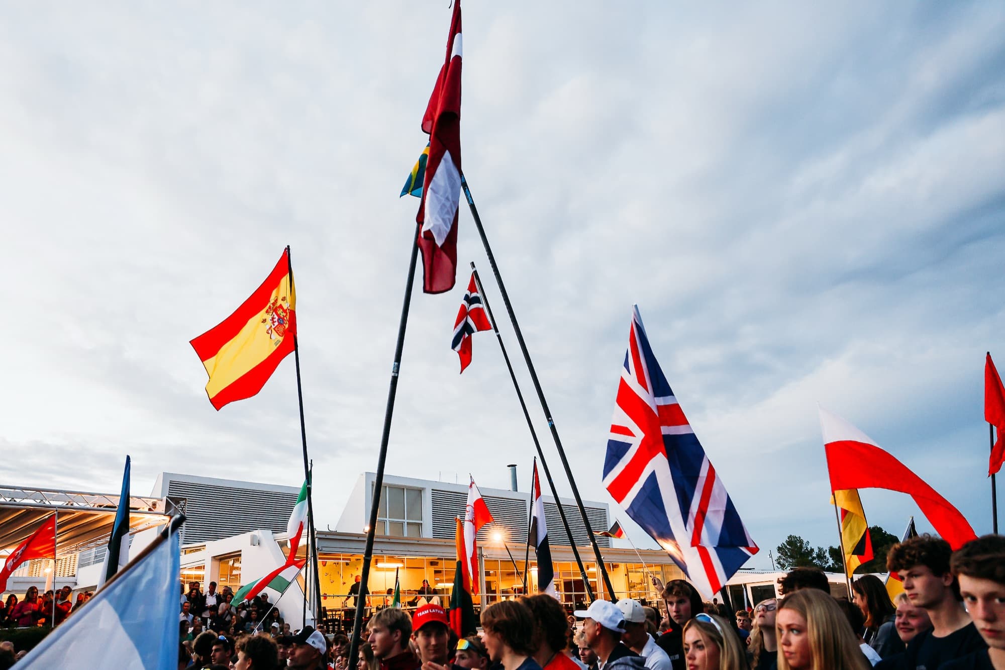 Nationenfahnen im Abendhimmel über der Eröffnungsfeier