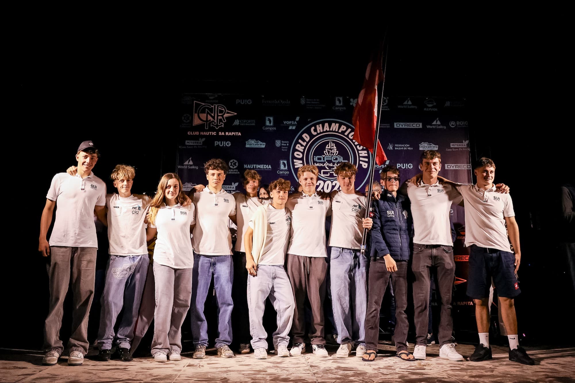 Das Schweizer Team auf der Bühne der Weltmeisterschaft, mit Schweizer Fahne