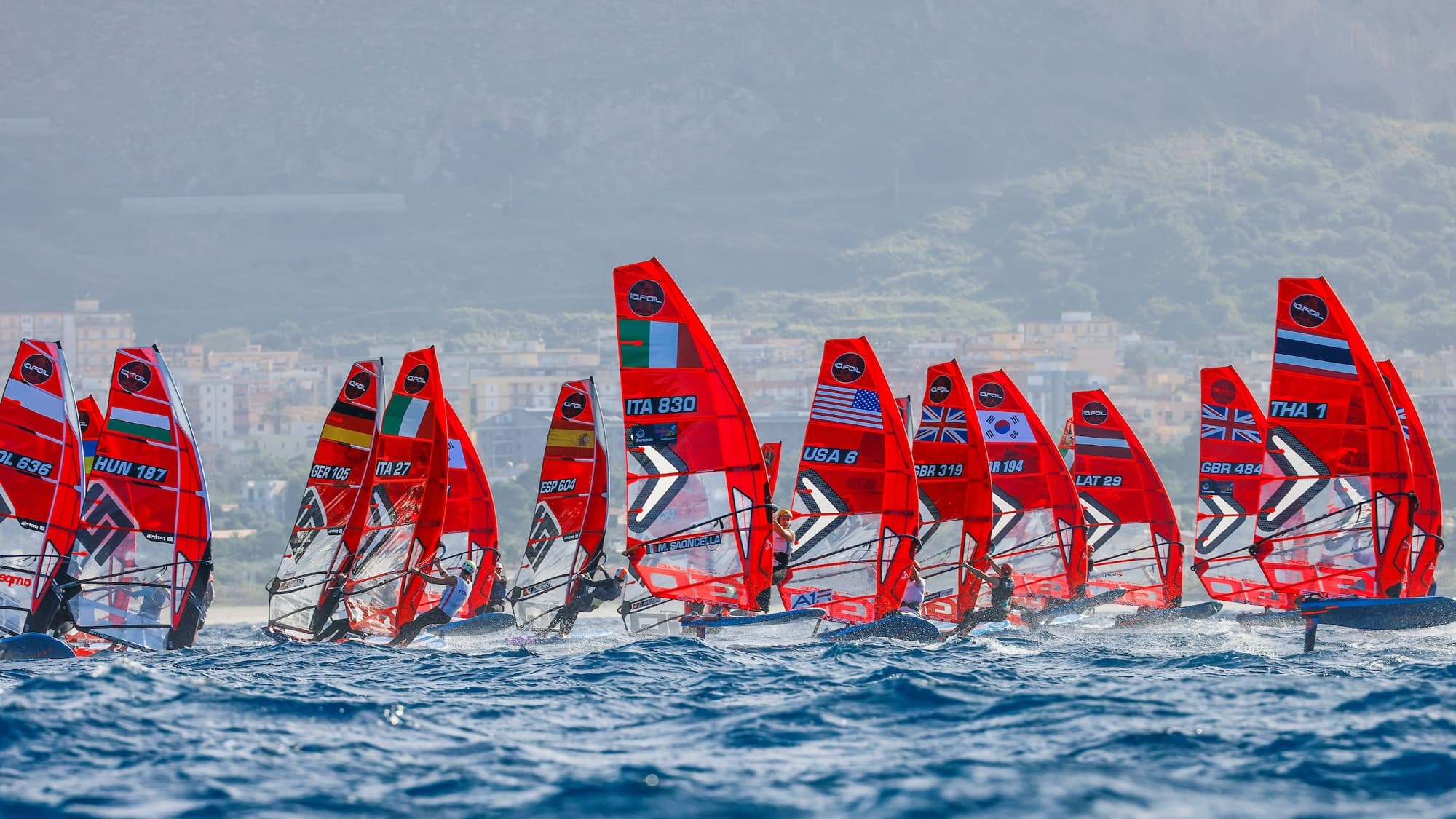 Enges Feld auf dem Foil, unter anderem ITA 830, USA 6, GBR 319, LAT 29 und THA 1