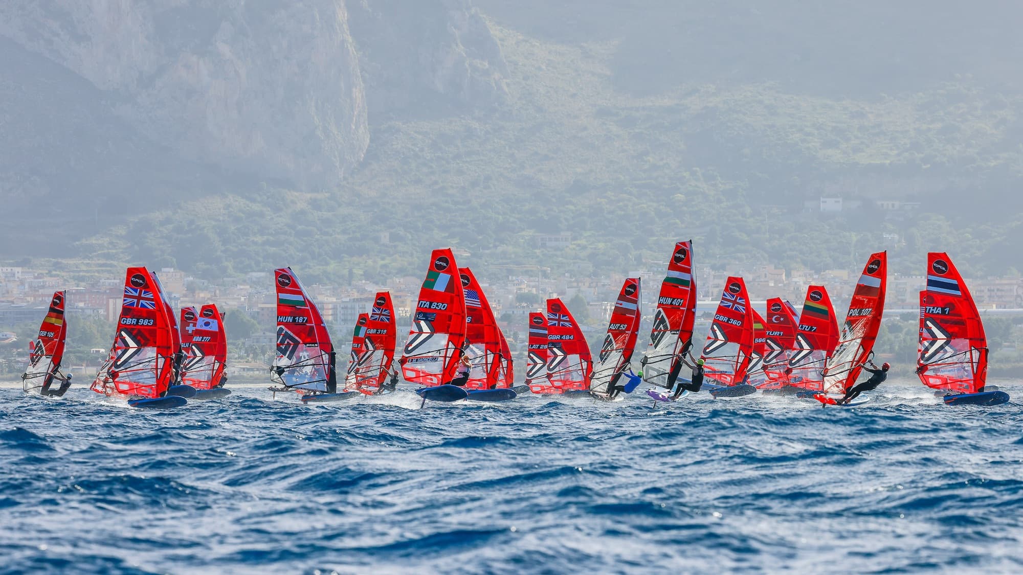 Lange Reihe von Segeln kurz nach dem Start, unter anderem GBR 983, HUN 187, ITA 830 und POL 107