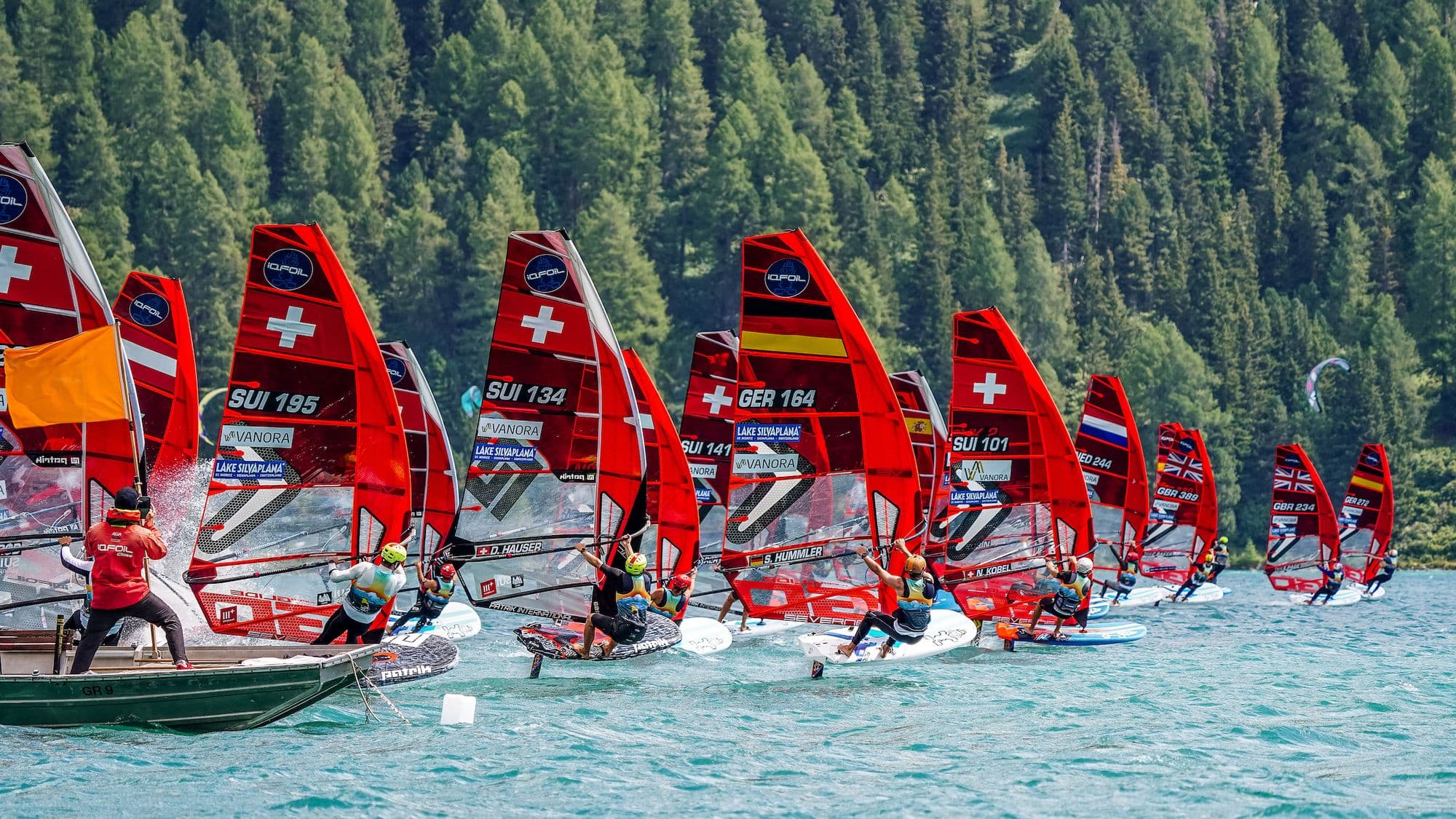 Startlinie mit rund zehn IQFOiL-Segeln, SUI 134 im Feld