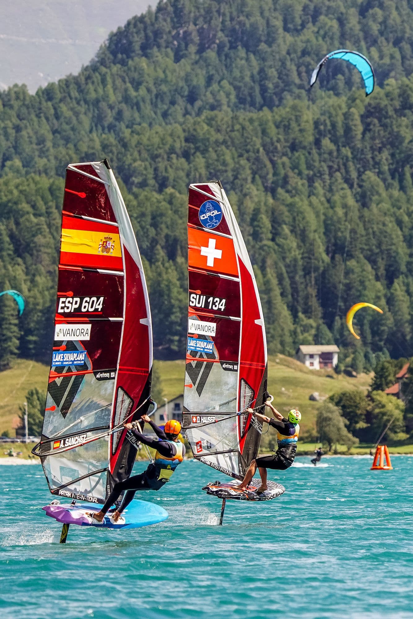 Hochformat: Duell zwischen ESP 604 und SUI 134, Kites am Himmel