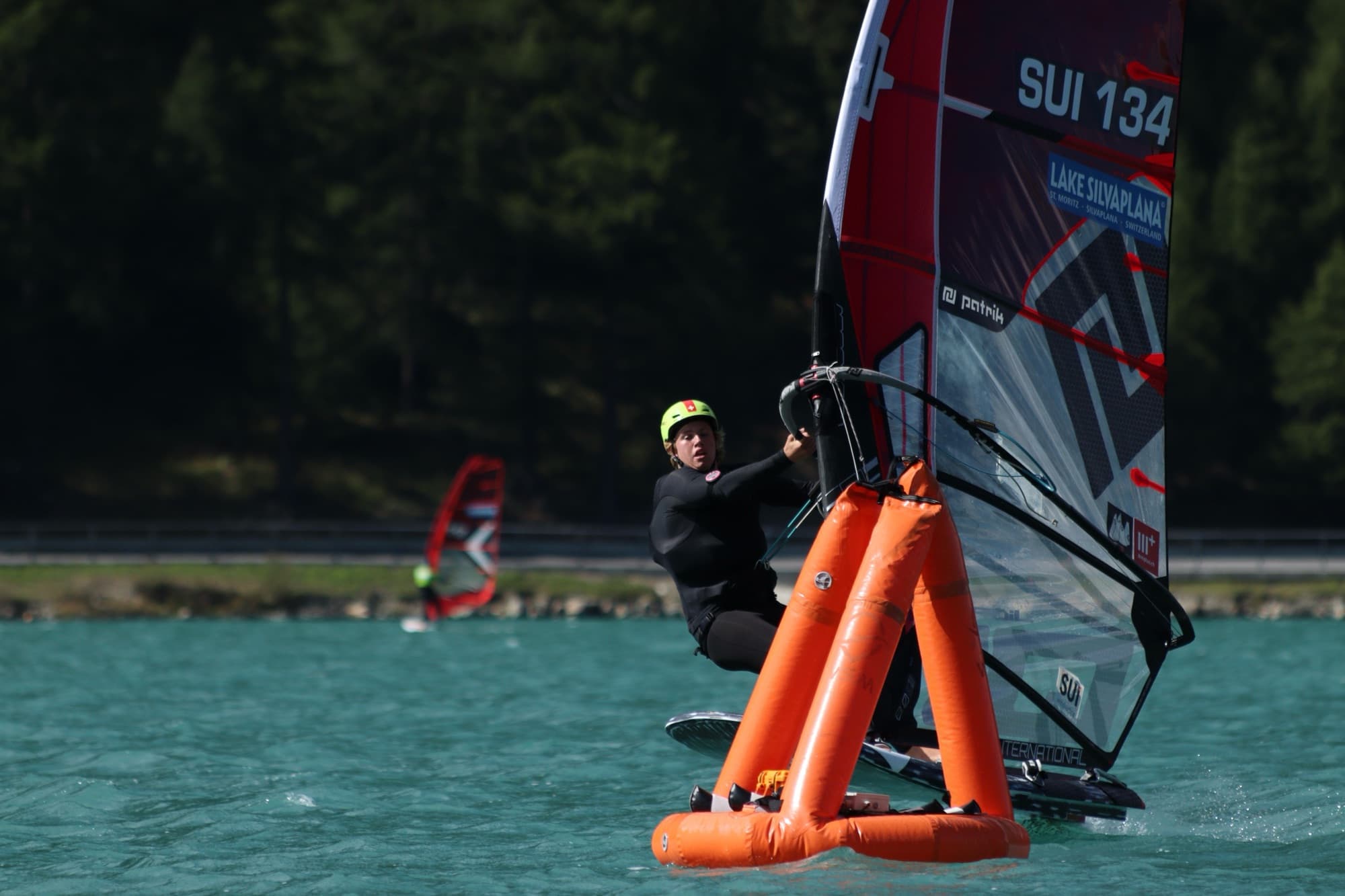 Devin Hauser rundet die orange Bahnmarke, Segelnummer SUI 134 gross im Bild