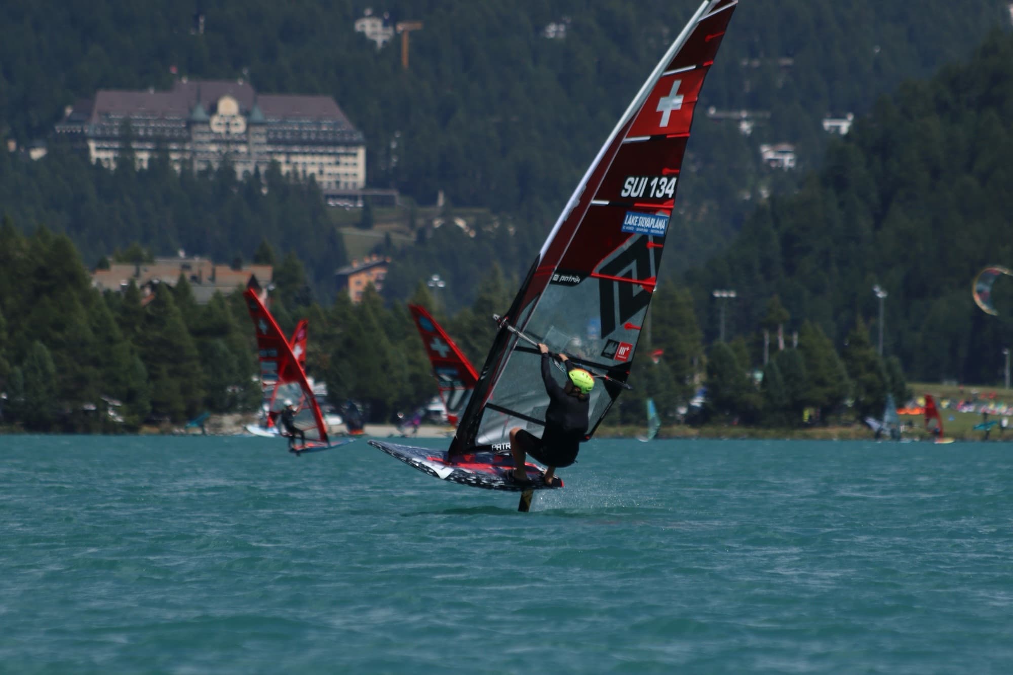 SUI 134 auf dem Foil, im Hintergrund ein grosses Hotel am Hang