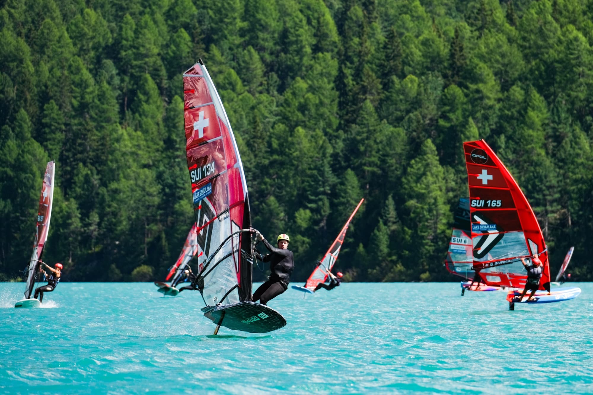 SUI 134 auf dem Foil mitten im Feld, rechts SUI 165