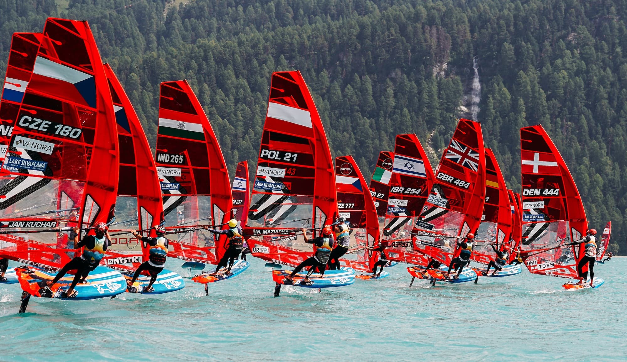 Dichter Start Bord an Bord, vorn CZE 180, IND 265, POL 21 und ISR 254