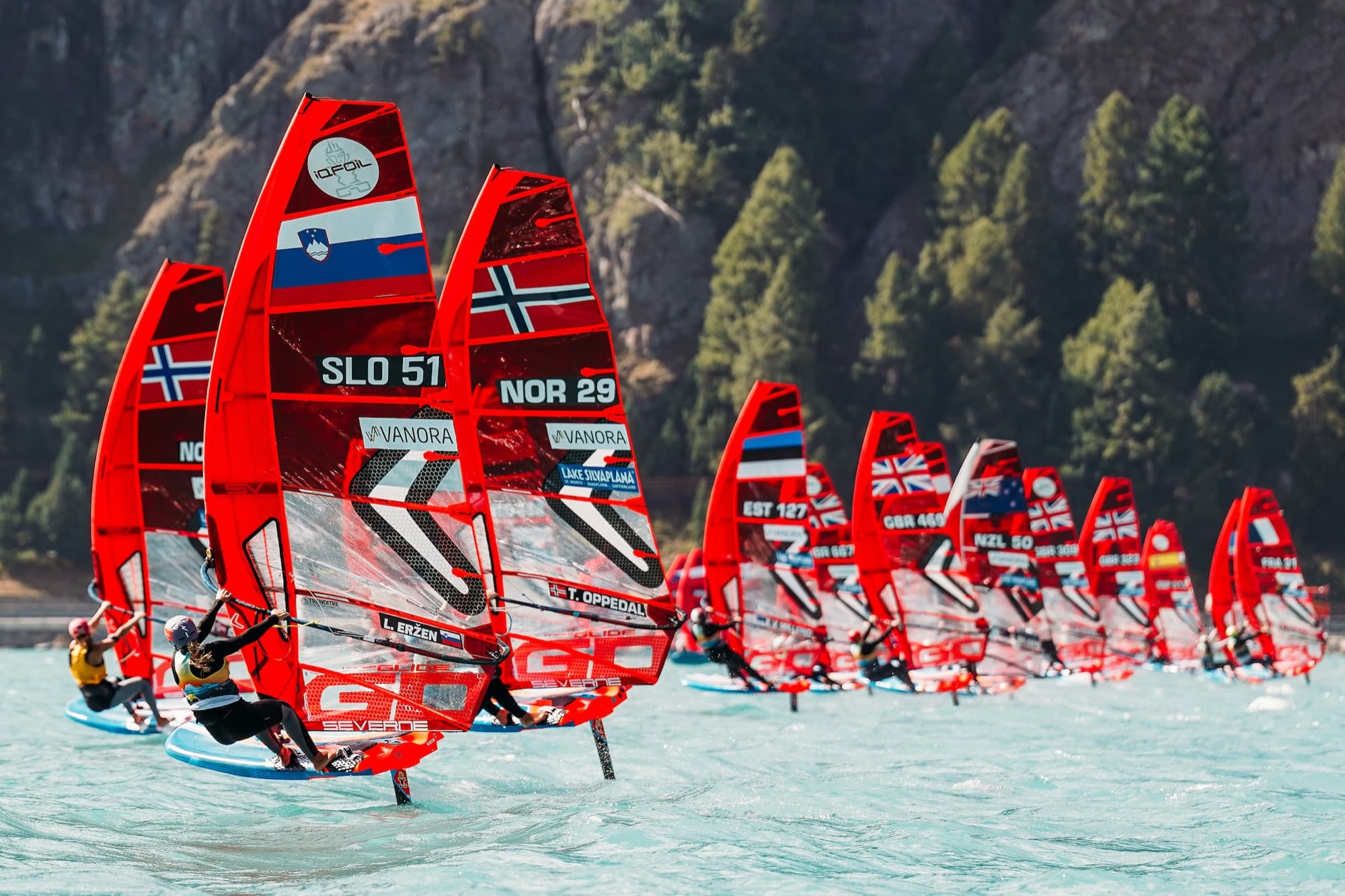 Gruppe kurz nach dem Start dicht beieinander, vorn SLO 51 und NOR 29, dahinter EST 127, GBR 469 und NZL 50